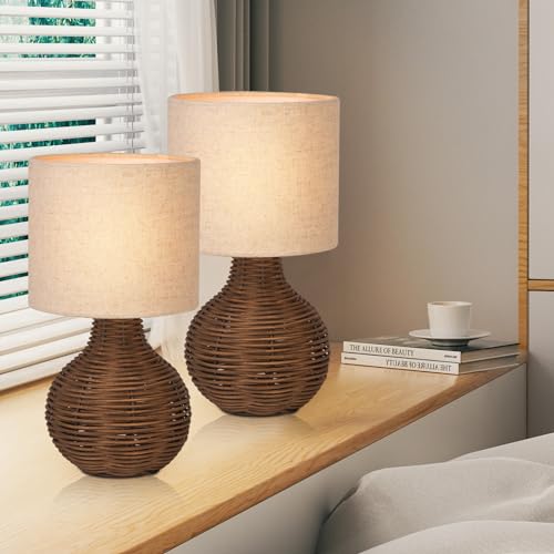 JCPYIUL Rattan Table Lamp, Small Wicker Table Lamp with Linen Lamp Shade, Vintage Rattan Bedside Lamp Desk Lamp for Bedroom Living Room Desk Room(Brown Rattan)